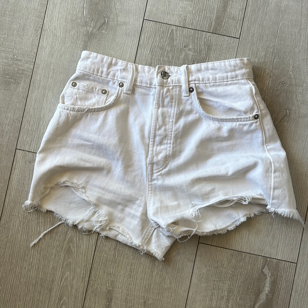 ZARA WHITE HIGH RISE BUTTON FLY JEAN SHORT SIZE 4 WORN ONCE PRISTINE